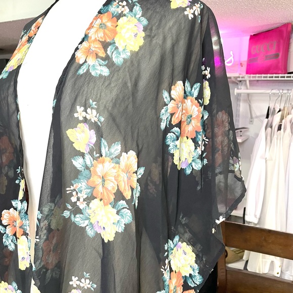 Floral Kimono with a lace back! - Picture 5 of 5